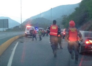 Un fallecido y dos heridos deja accidente en la Caracas – La Guaira (Fotos)