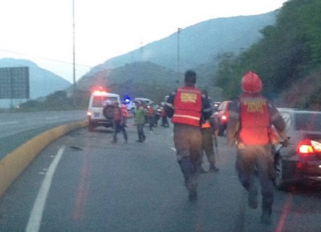 Accidente en la Caracas-La Guaira / Foto @RCTVenlinea 