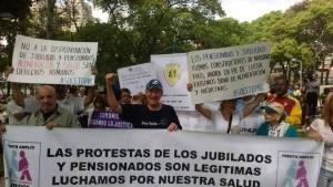 Pensionados y jubilados protestan para exigir bono de alimentación