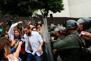 Chavistas agreden a diputados que llegaron a la sede del TSJ (Fotos y videos)