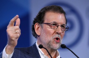 Rajoy acusa a los independentistas catalanes de amenazar a alcaldes y a la prensa