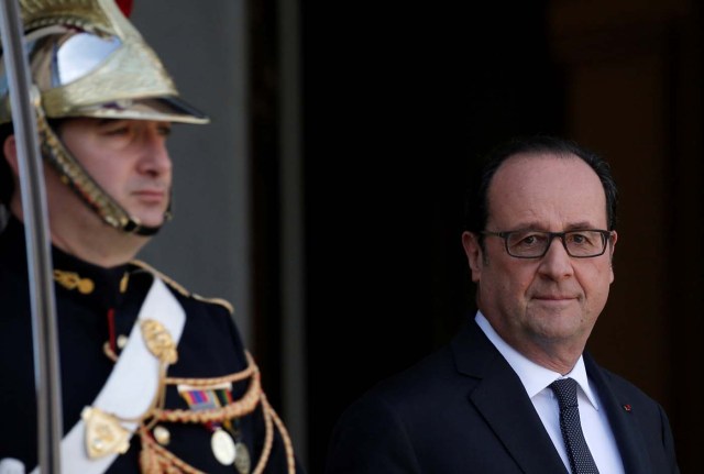 French President Francois Hollande waits for a guest at the Elysee Palace in Paris, France, March 30, 2017.   REUTERS/Gonzalo Fuentes