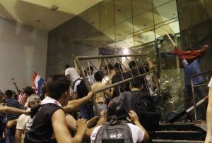 Atacan e incendian Congreso de Paraguay tras aprobarse reelección presidencial (Fotos)