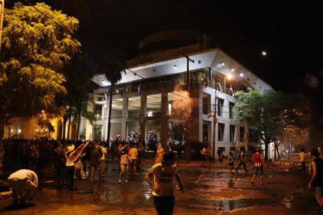 Manifestantes atacan hoy, viernes 31 de marzo de 2017, la sede del Congreso Nacional en Asunción (Paraguay). EFE