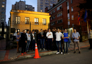 Una veintena de personas piden en Bogotá que OEA suspenda a Venezuela