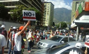 Manifestantes en Los Cortijos rechazan sentencia del TSJ contra la AN (Fotos)