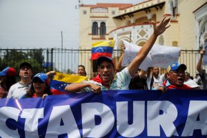Venezolanos en Perú responden a Maduro que prefieren limpiar inodoros en Lima