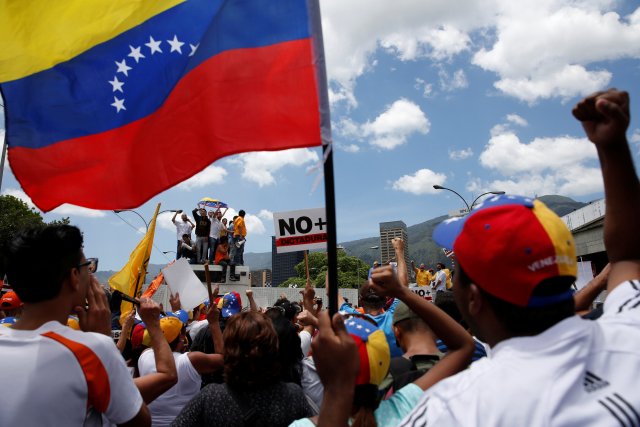 El pueblo salió a las calles para respaldar a la AN. REUTERS/Carlos Garcia Rawlins