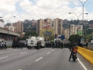 Manifestantes cacerolearon con la barrera de la GNB y se montaron (+Videos)