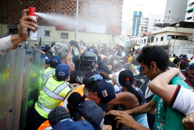 Opposition supporters clash with riot police during a protest against Venezuela's President Nicolas Maduro's government in Caracas, Venezuela April 1, 2017. REUTERS/Carlos Garcia Rawlins