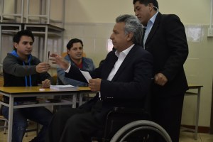 Candidato oficialista de Ecuador vota y dice que acatarán con “respeto” resultados