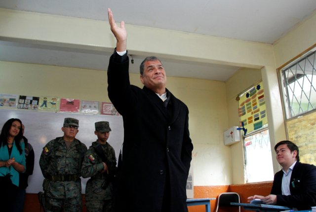 El presidente de Ecuador, Rafael Correa en un centro de votación en Quito. REUTERS/Carlos Noriega FOR EDITORIAL USE ONLY. NO RESALES. NO ARCHIVES