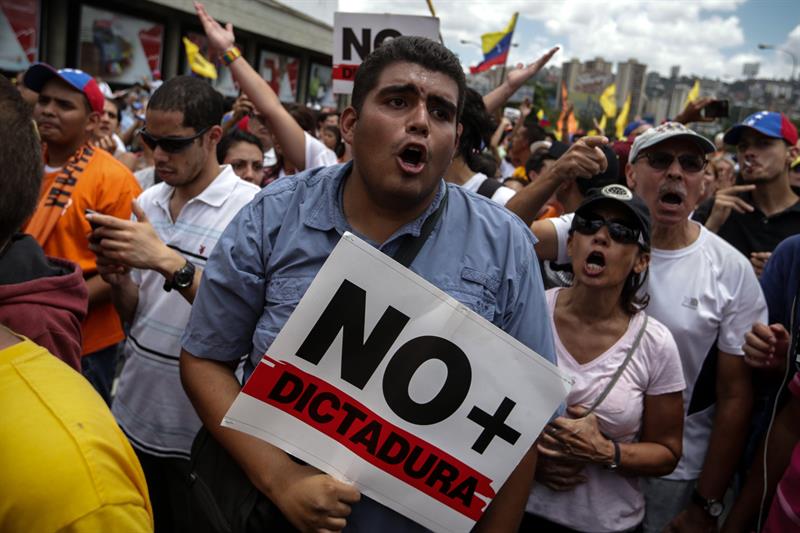 Ministros UE podrían abordar este lunes la situación de Venezuela