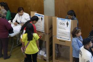 Abren las mesas de votación en Ecuador