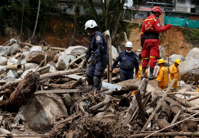 Rescuers look for bodies in a destroyed area after flooding and mudslides caused by heavy rains in Mocoa, Colombia April 2, 2017. REUTERS/Jaime Saldarriaga