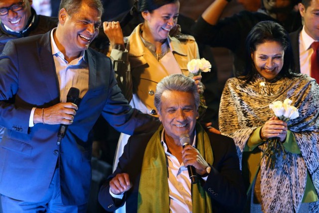 Ecuadorean presidential candidate Lenin Moreno (C) celebrates alongside Ecuadorean President Rafael Correa (L) and his wife Rocio Gonzalez during a national election day in a hotel, in Quito, April 2, 2017.  REUTERS/Mariana Bazo