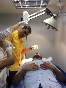 Diputado José Manuel Olivares atiende herida en la cabeza de su colega Requesens (FOTOS)