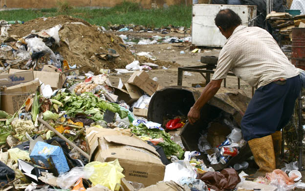 Se “gana la vida” hurgando en la basura junto a su pequeña hija en Zulia