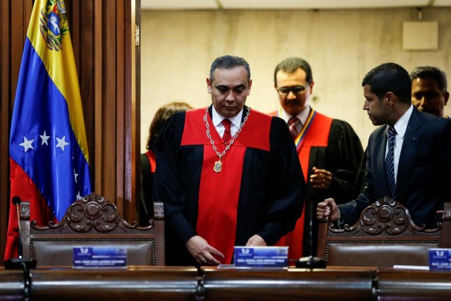 Venezuela's Supreme Court President Maikel Moreno (C), attends to a news conference at the Supreme Court of Justice (TSJ) in Caracas, Venezuela April 1, 2017. REUTERS/Carlos Garcia Rawlins