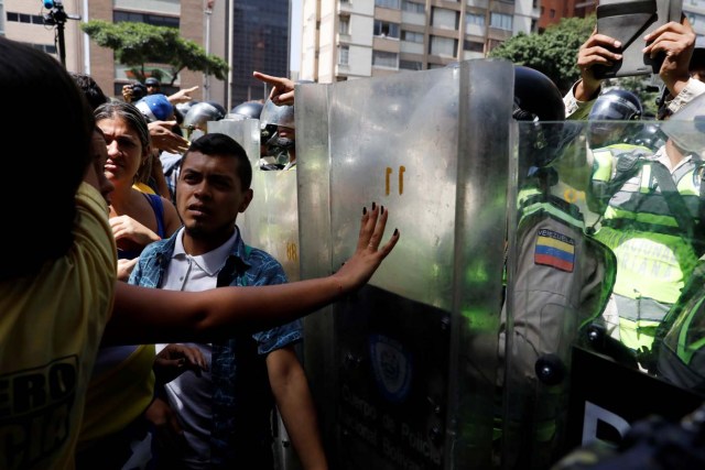 Security forces block demonstrators using riot shields during an opposition rally in Caracas, Venezuela April 4, 2017. REUTERS/Carlos Garcia Rawlins