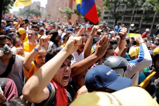 Demonstrators react during an opposition rally in Caracas, Venezuela April 4, 2017. REUTERS/Carlos Garcia Rawlins