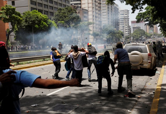 Demonstrators clash with security forces during an opposition rally in Caracas, Venezuela April 4, 2017. REUTERS/Carlos Garcia Rawlins