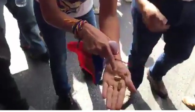 Lilian Tintori muestra casquillos de bala utilizado para reprimir en la marcha del #4Abr (Video)
