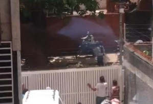 PNB disparó y lanza bombas lacrimógenas contra sede de AD en Caracas (Video)