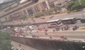 Colectivos “de paz y amor” dispararon contra manifestantes en la autopista Francisco Fajardo #4Abr (Videos)