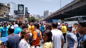 Opositores tomaron la autopista Francisco Fajardo rumbo a la AN (Fotos y Videos)