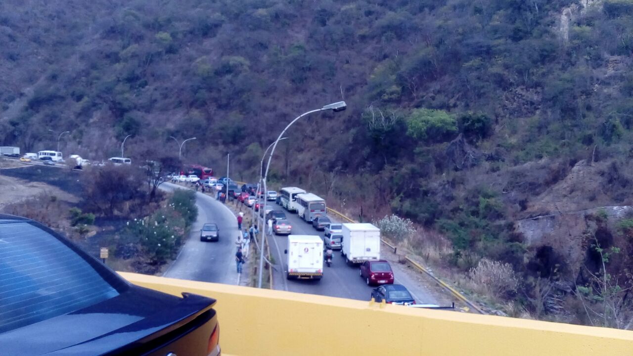 Reportan congestión en autopista Caracas-Guarenas por caída de transformador #20Jun