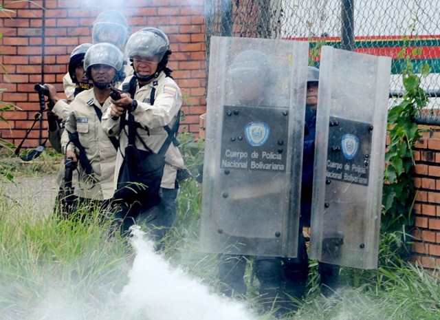 Riot police fire tear gas and rubber bullets at students opposing Venezuelan President Nicolas Maduro marching to protest in San Cristobal, Venezuela on April 5, 2017. University students and police clashed Wednesday during a protest in the Venezuelan city of San Cristobal (western border with Colombia), with a balance of at least a dozen injured. / AFP PHOTO / George Castellanos