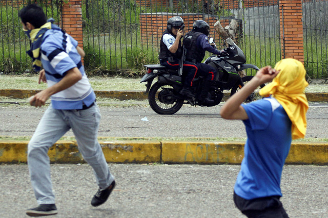 Demonstrators clash with riot police during a protest against Venezuelan President Nicolas Maduro's government in San Cristobal, Venezuela, April 5, 2017. REUTERS/Carlos Eduardo Ramirez