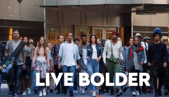 Pepsi provoca ira en redes sociales por anuncio con modelo Kendall Jenner en protesta