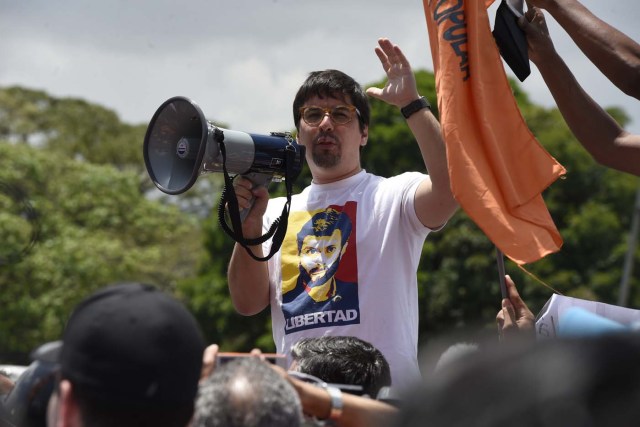 Venezuelan opposition deputy Freddy Guevara -wearing a t-shirt depicting jailed leader Leopoldo Lopez- addresses demosntrators during a protest against the government of President Nicolas Maduro on April 6, 2017 in Caracas. The center-right opposition vowed fresh street protests -after earlier unrest left dozens of people injured - to increase pressure on Maduro, whom they blame for the country's economic crisis. / AFP PHOTO / JUAN BARRETO