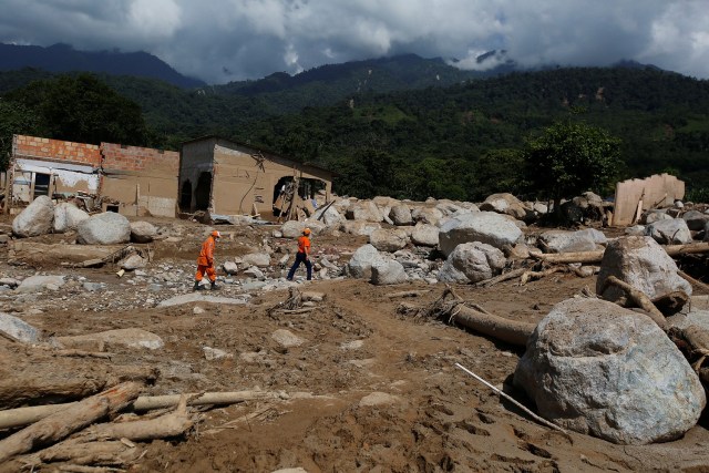 Rescuers look for bodies in a destroyed area after flooding and mudslides, caused by heavy rains leading several rivers to overflow, pushing sediment and rocks into buildings and roads, in Mocoa, Colombia April 4, 2017. REUTERS/Jaime Saldarriaga