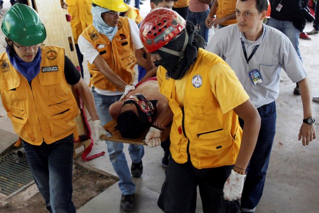 Paramédicos atienden a uno de los heridos en San Cristóbal. REUTERS/Carlos Eduardo Ramirez