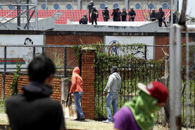 Policía local junto a grupos violentos reprimiendo la manifestación en San cristóbal. REUTERS/Carlos Eduardo Ramirez