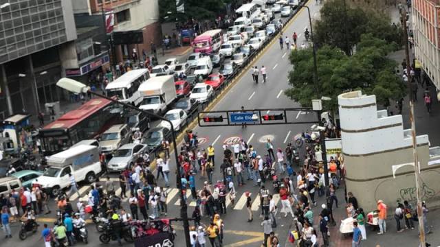 Manifestantes en Chacao. Foto: @casanovarafa