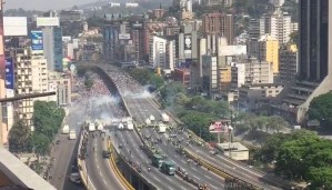 EN VIDEO: La represión y los manifestantes llenan la Francisco Fajardo (toma desde punto alto)