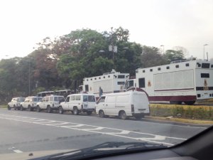 GNB moviliza ballena, tanques y patrullas a la autopista Francisco Fajardo #6Abr (Foto)