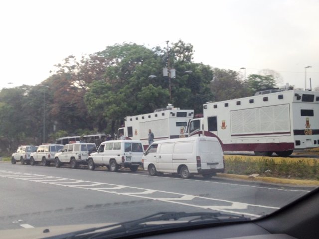 Foto: GNB moviliza ballena, tanques y patrullas a la autopista Francisco Fajardo