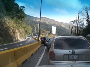Cerrados accesos a Caracas desde la carretera Panamericana #19Abr