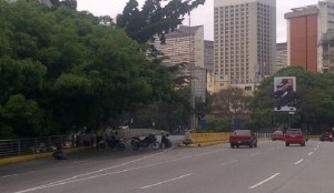 Tarima del oficialismo en la Avenida México impide paso vehicular al centro de Caracas #6Abr (Fotos)