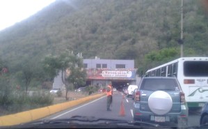 Colapsada vía La Guaira-Caracas por puntos de control #6Abr (Video)