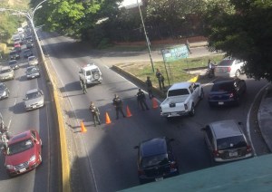 GNB cierra acceso a la autopista Prados del Este a la altura de La Trinidad este #6Abr (Fotos)