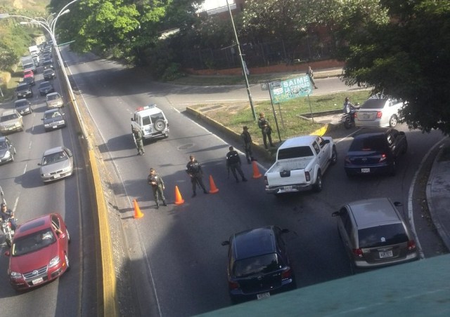 Cerrado acceso a la autopista Prados del Este / Foto @jrbermudezofi 