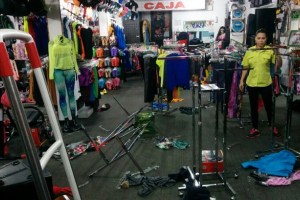 Encapuchados simularon protesta y robaron tienda deportiva en Maracaibo (Fotos y Video)
