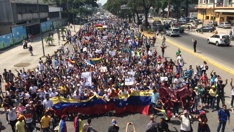 Estudiantes de la Universidad de Carabobo marchan hasta la Fiscalía este #7Abr (Fotos)
