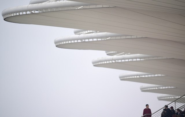 A fan looks out at the track during the second practice session at the Formula One Chinese Grand Prix in Shanghai on April 7, 2017. / AFP PHOTO / Johannes EISELE